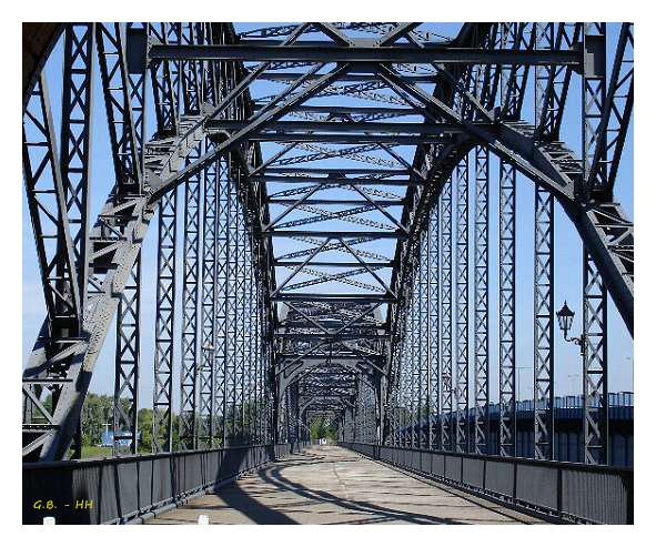 Durchblick  auf der alten Hamburger Elbbrücke....