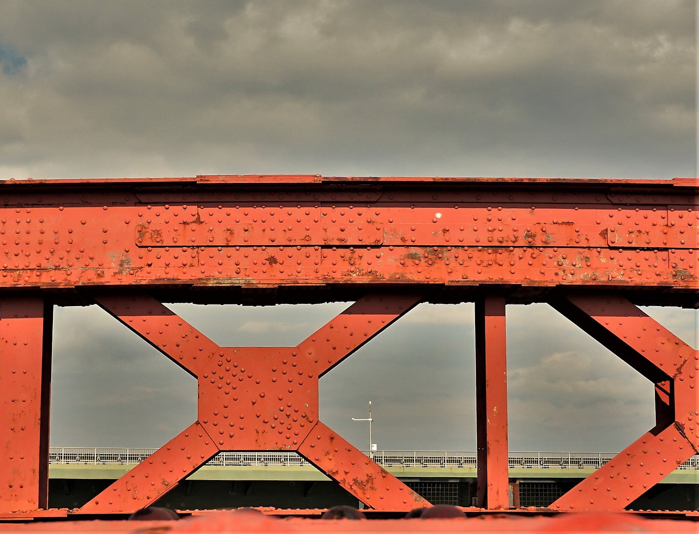 Durchblick auf der alten schönen schmiedeeisernen Bogenbrücke über den NOK