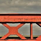 Durchblick auf der alten schönen schmiedeeisernen Bogenbrücke über den NOK