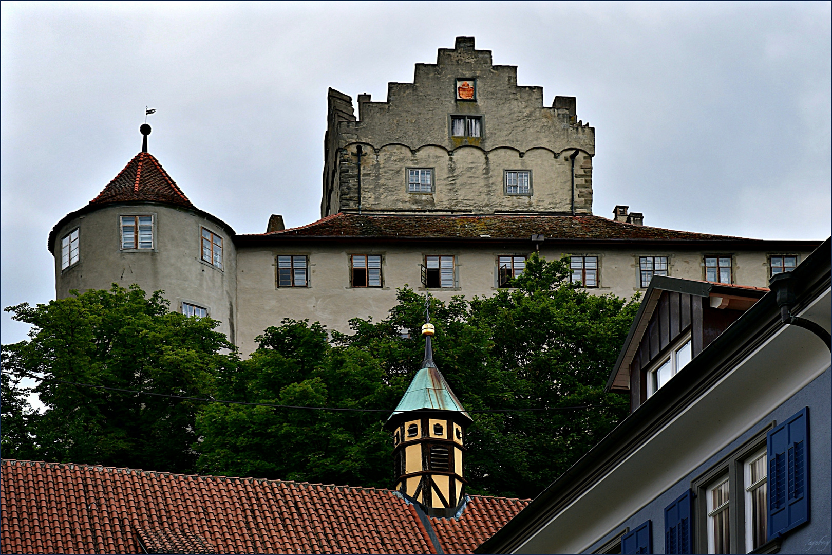 Durchblick auf die  „älteste, vollständig erhaltene und bewohnte Burg Deutschlands“
