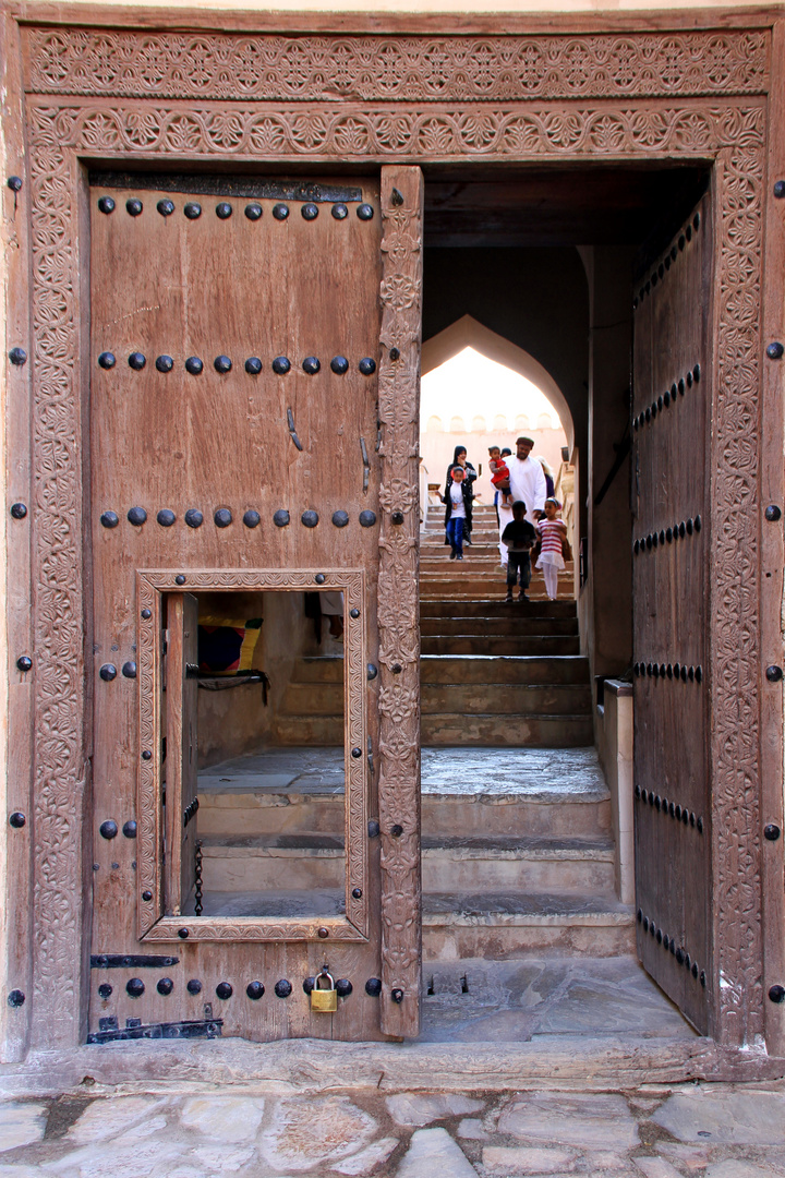 Durchblick auf die Besucher des Nakhal Fort in Oman