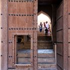 Durchblick auf die Besucher des Nakhal Fort in Oman