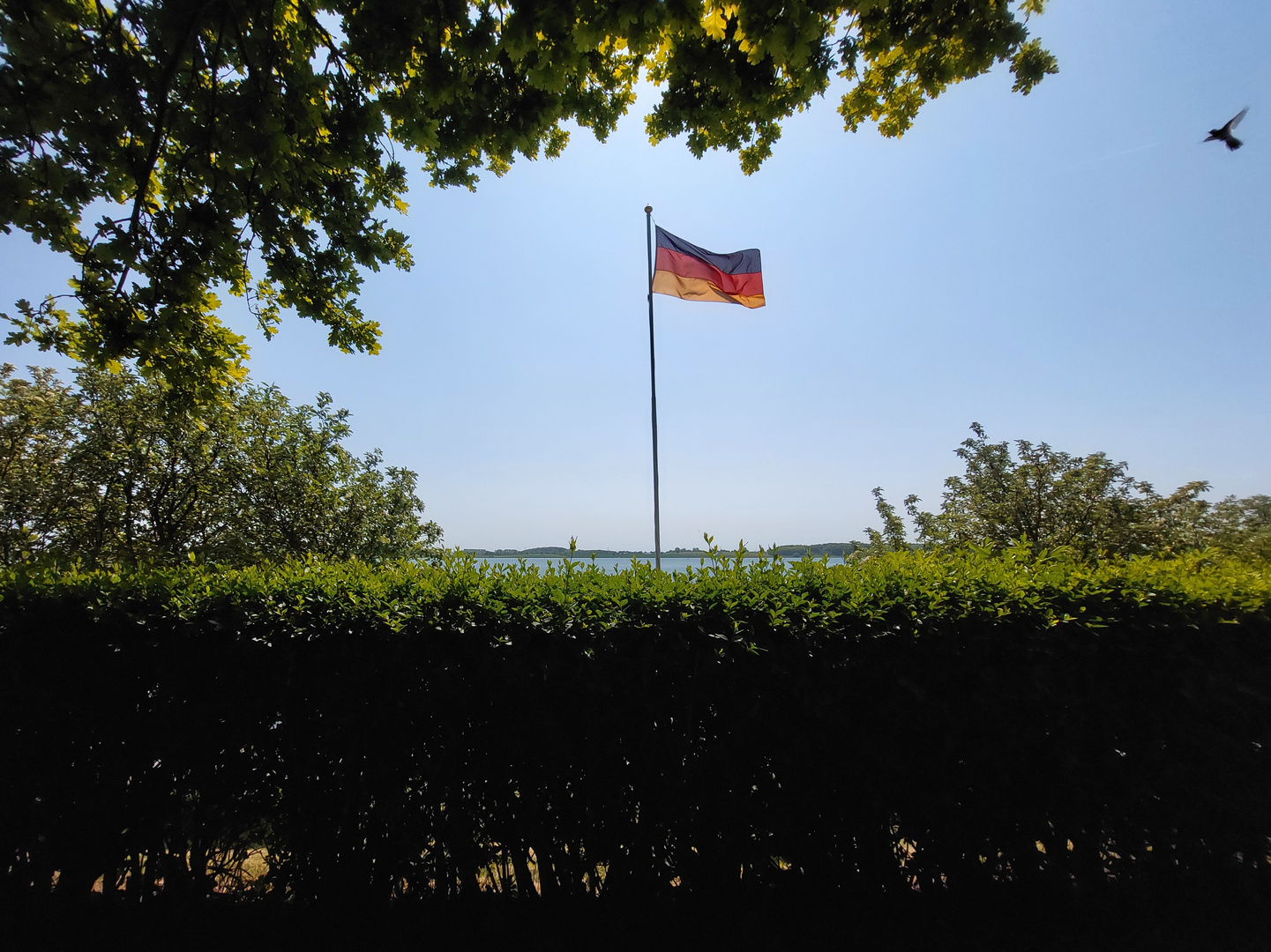 Durchblick auf die Bundesflagge