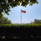 Durchblick auf die Bundesflagge