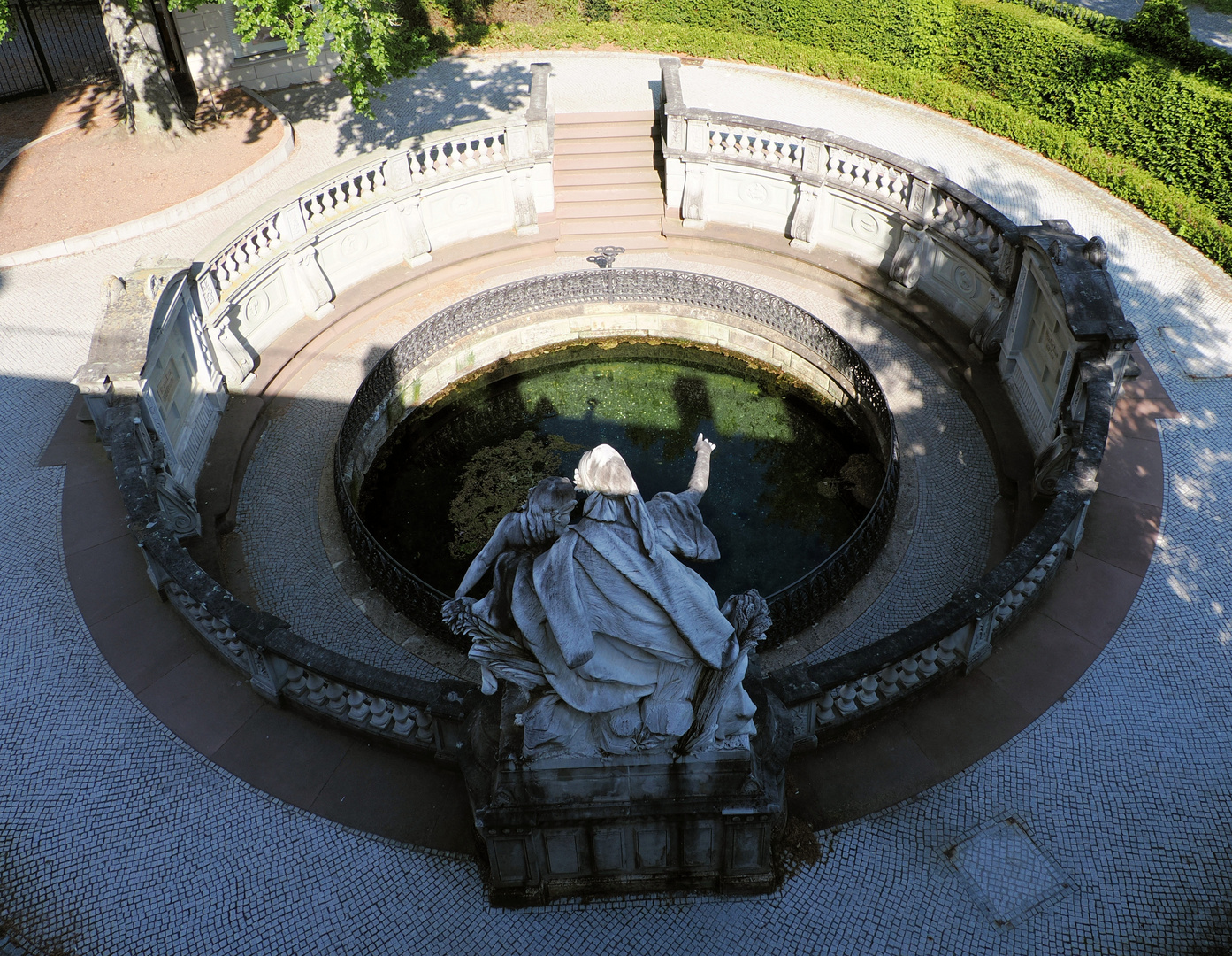 Durchblick auf die Donauquelle in Donaueschingen…