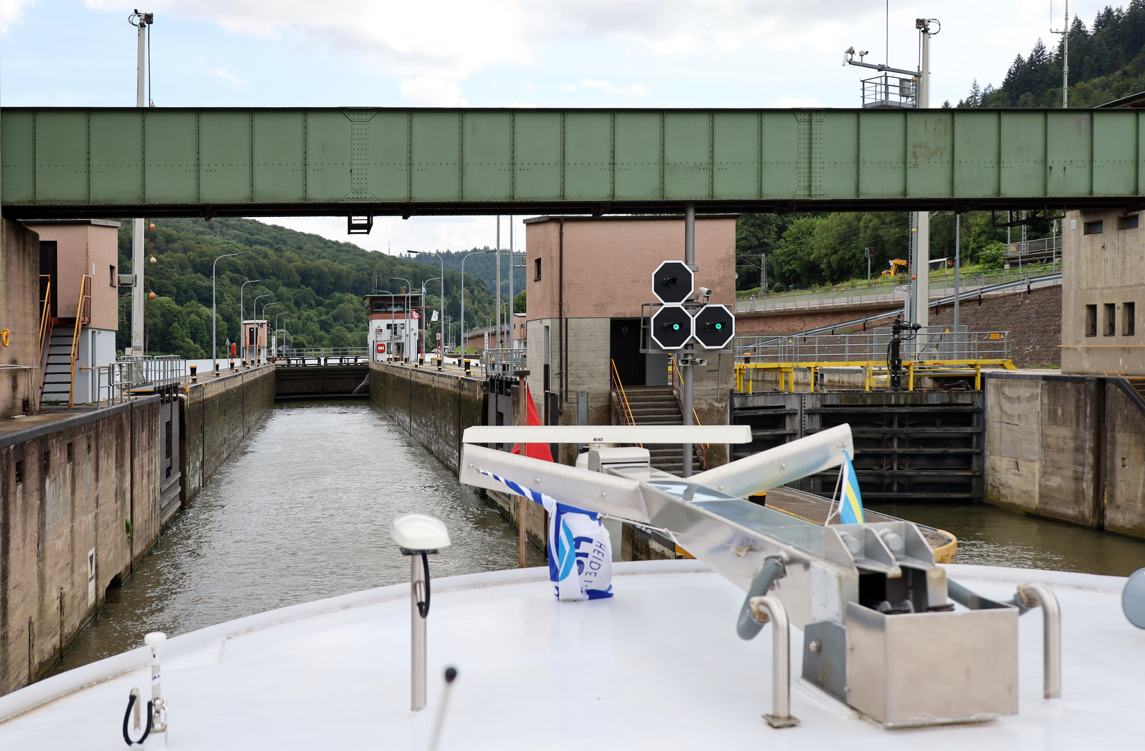 Durchblick auf die Doppelschleuse am Neckar