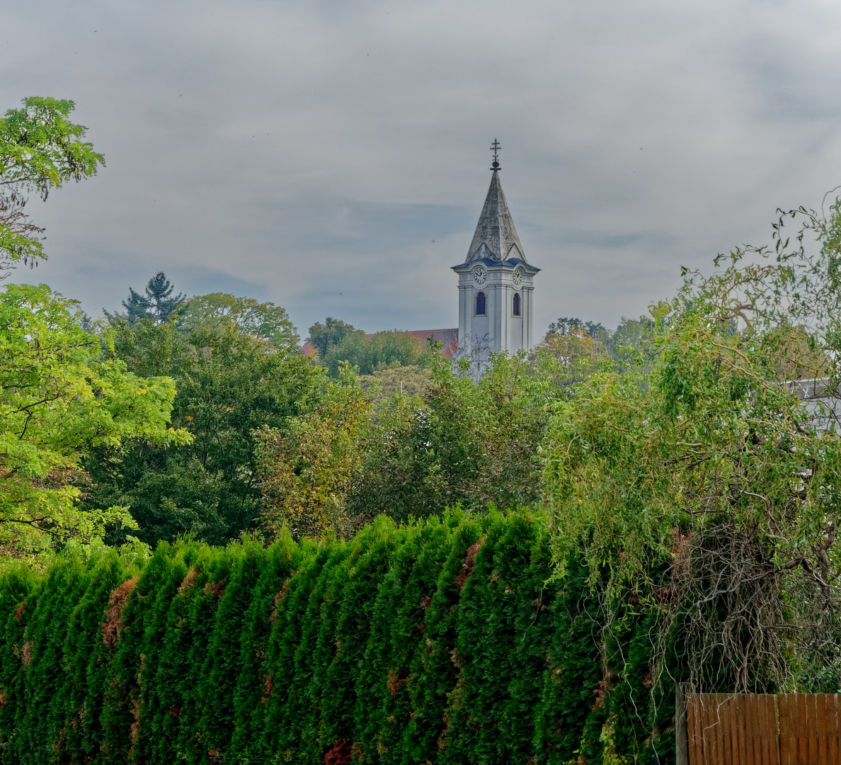 Durchblick auf die Dorfkirche