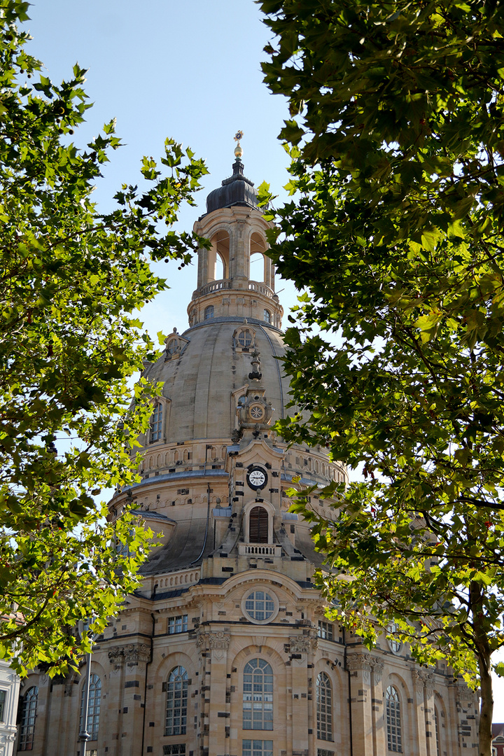 Durchblick auf die Frauenkirche