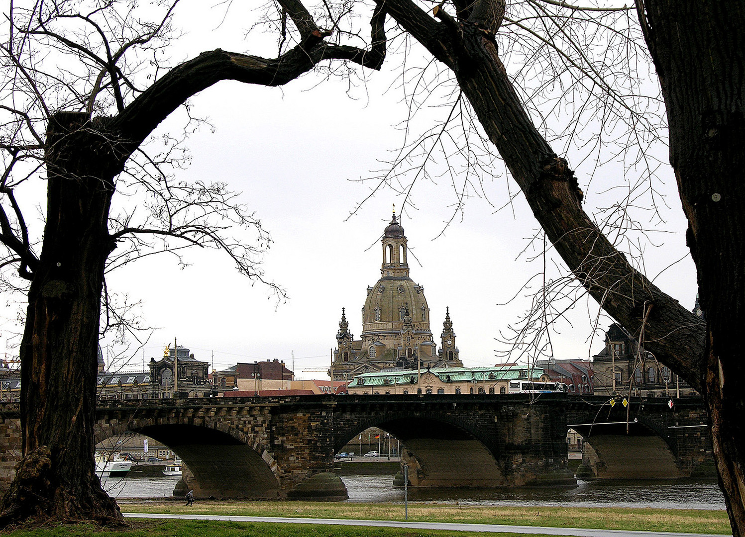 Durchblick auf die Frauenkirche