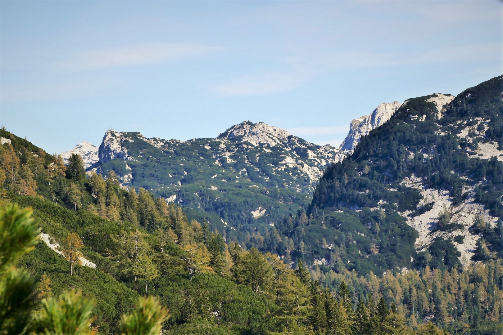 Durchblick auf die hohen Berge des Toten Gebirges