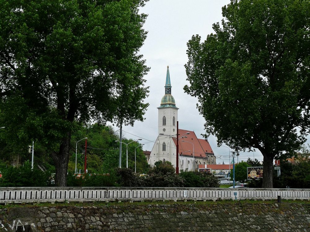 Durchblick auf die Kirche