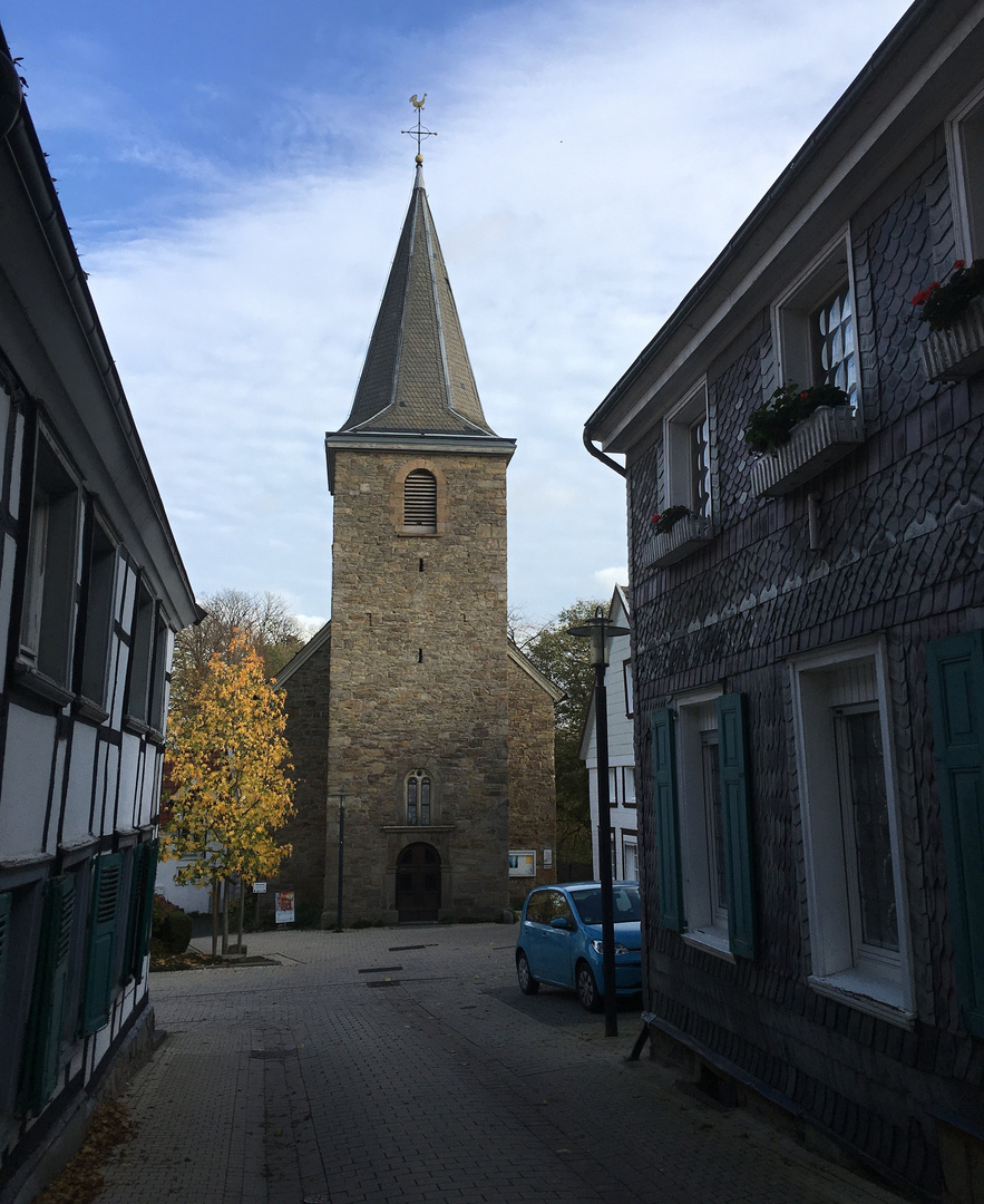 Durchblick auf die Kirche