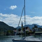 Durchblick auf die Kirche in Rottach-Egern