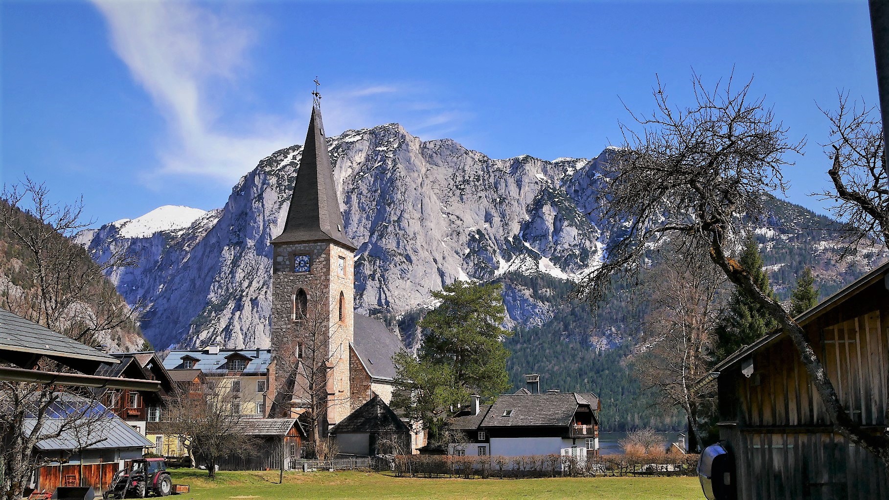 Durchblick auf die Kirche von Altaussee