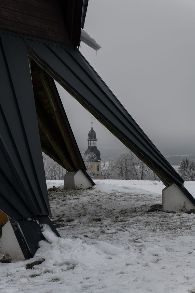 Durchblick auf die Kirche von Landwüst