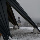 Durchblick auf die Kirche von Landwüst