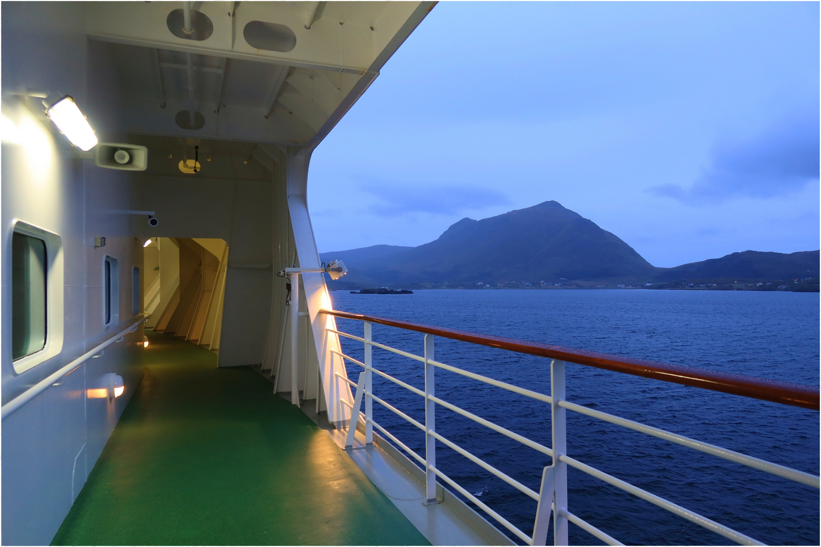 Durchblick auf die Lofoten