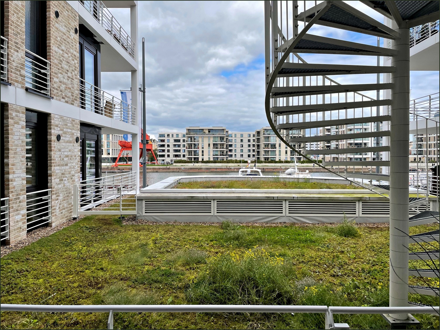 ||   Durchblick auf die Marina im Neuen Hafen  ||