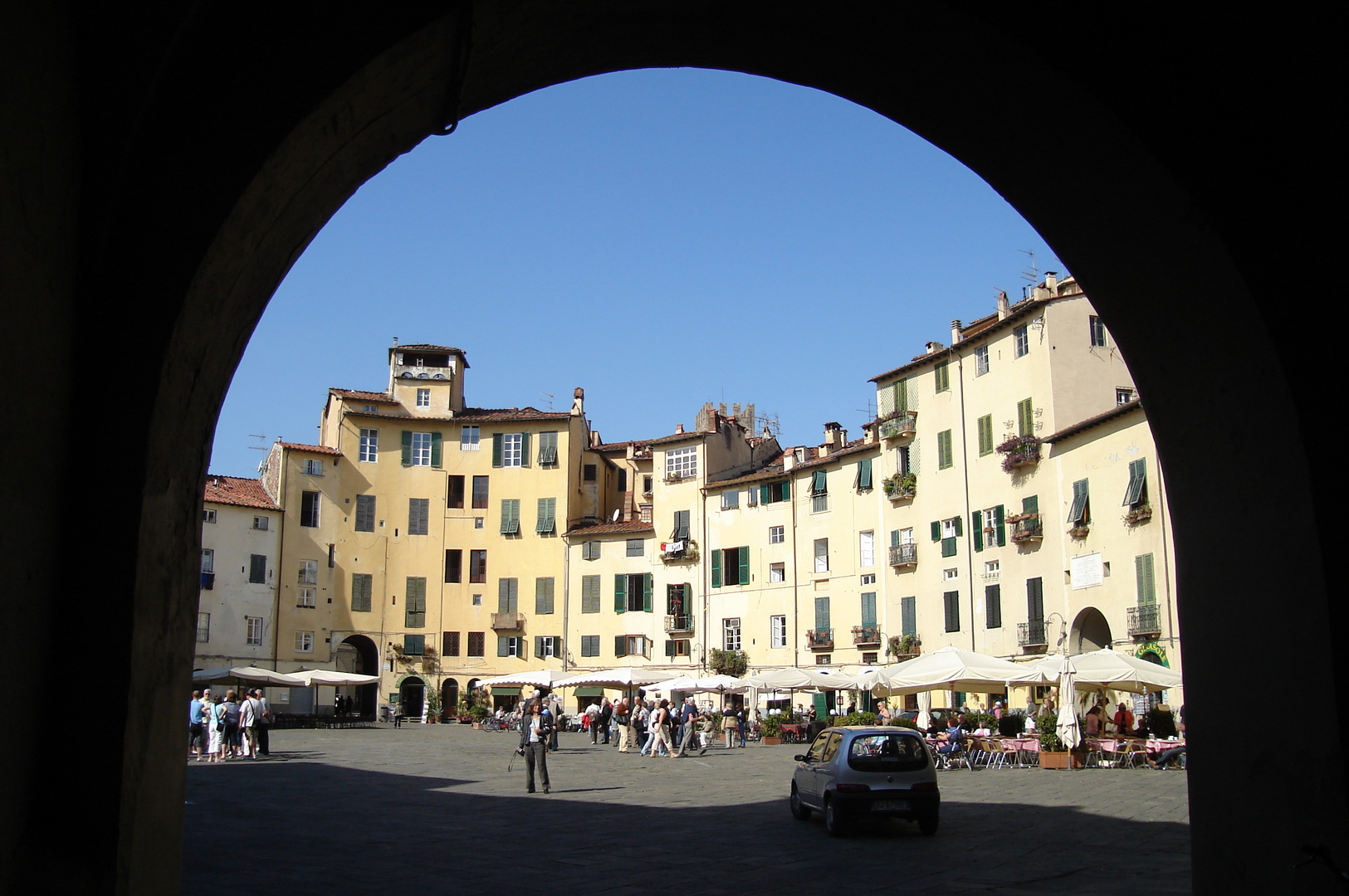 Durchblick auf die Piazza del'Amfiteatro in Lucca/Toscana