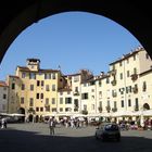 Durchblick auf die Piazza del'Amfiteatro in Lucca/Toscana