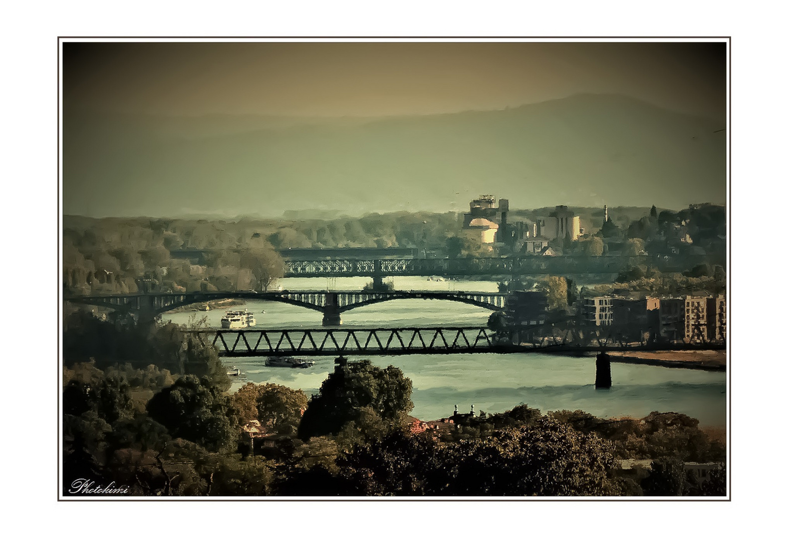 Durchblick auf die Rhein Brücken
