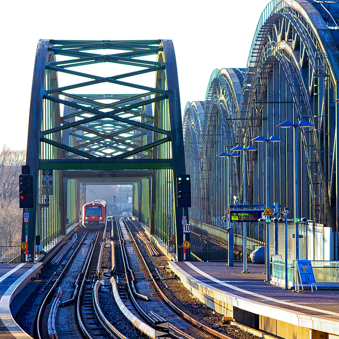 Durchblick ... auf die S-Bahn-Einfahrt ...