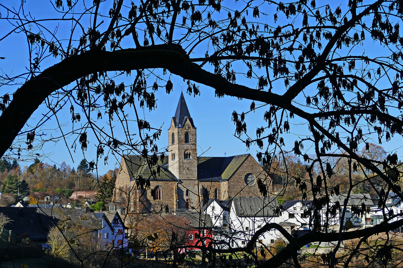 Durchblick auf die St. Matthias Kirche in Ulmen