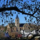 Durchblick auf die St. Matthias Kirche in Ulmen