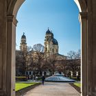 "Durchblick" auf die Theatinerkirche in München