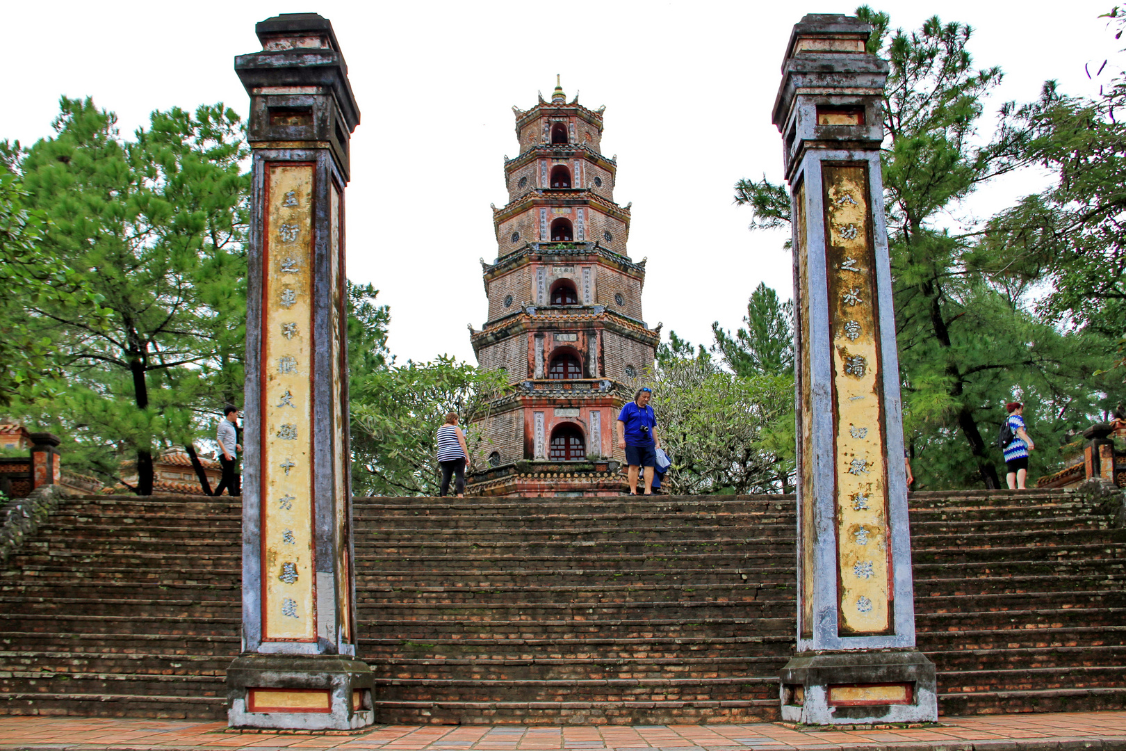 Durchblick auf die Thien Mu Pagode