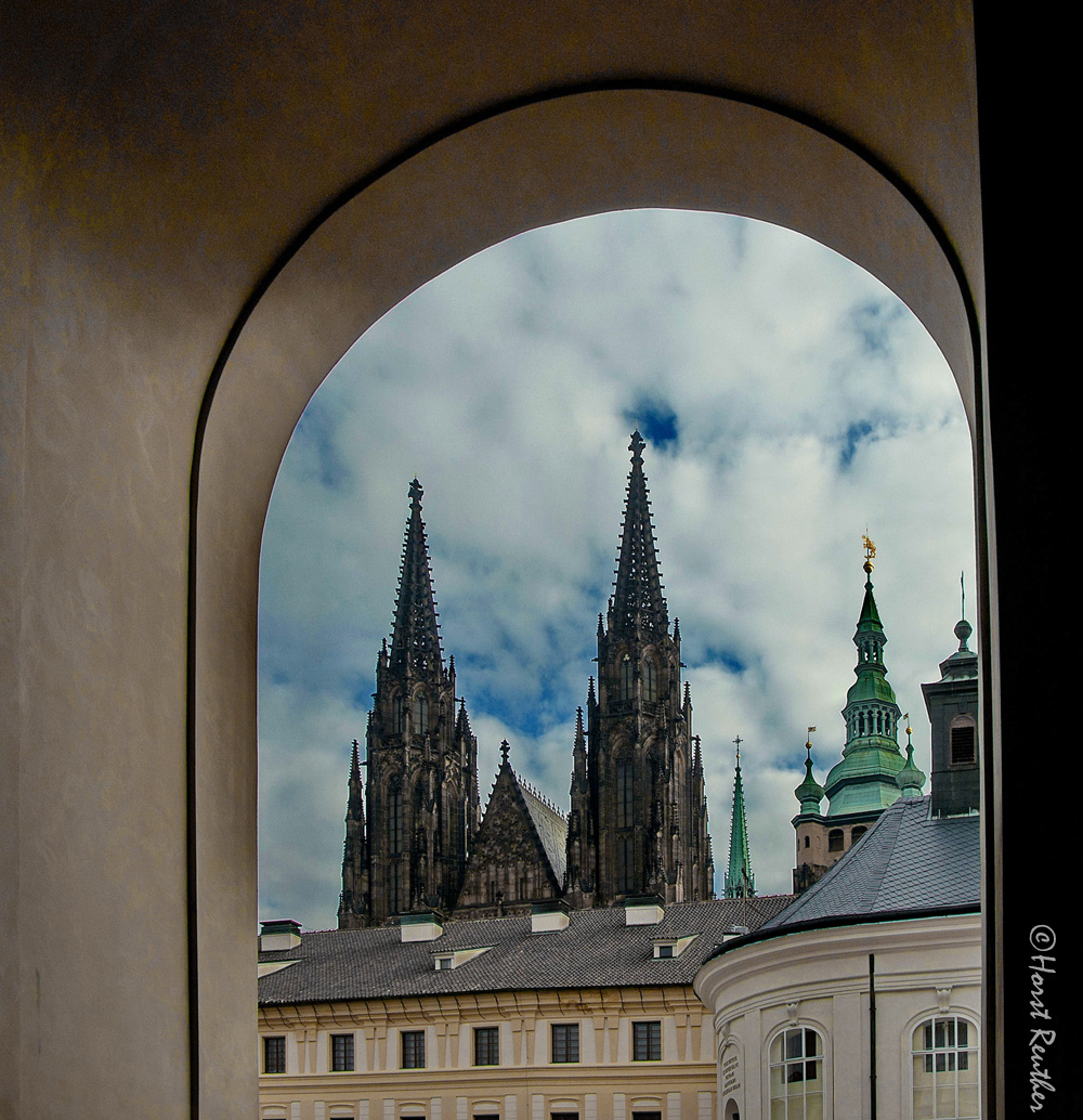 Durchblick auf die Türme der Prager Burg