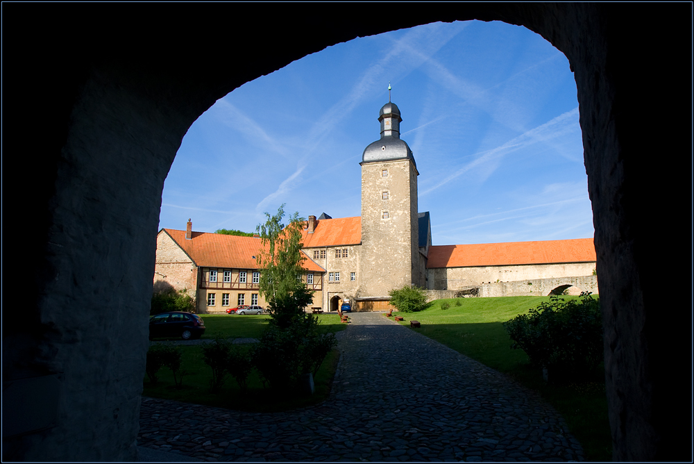 Durchblick auf die Wasserburg in Zilly