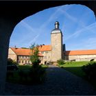 Durchblick auf die Wasserburg in Zilly