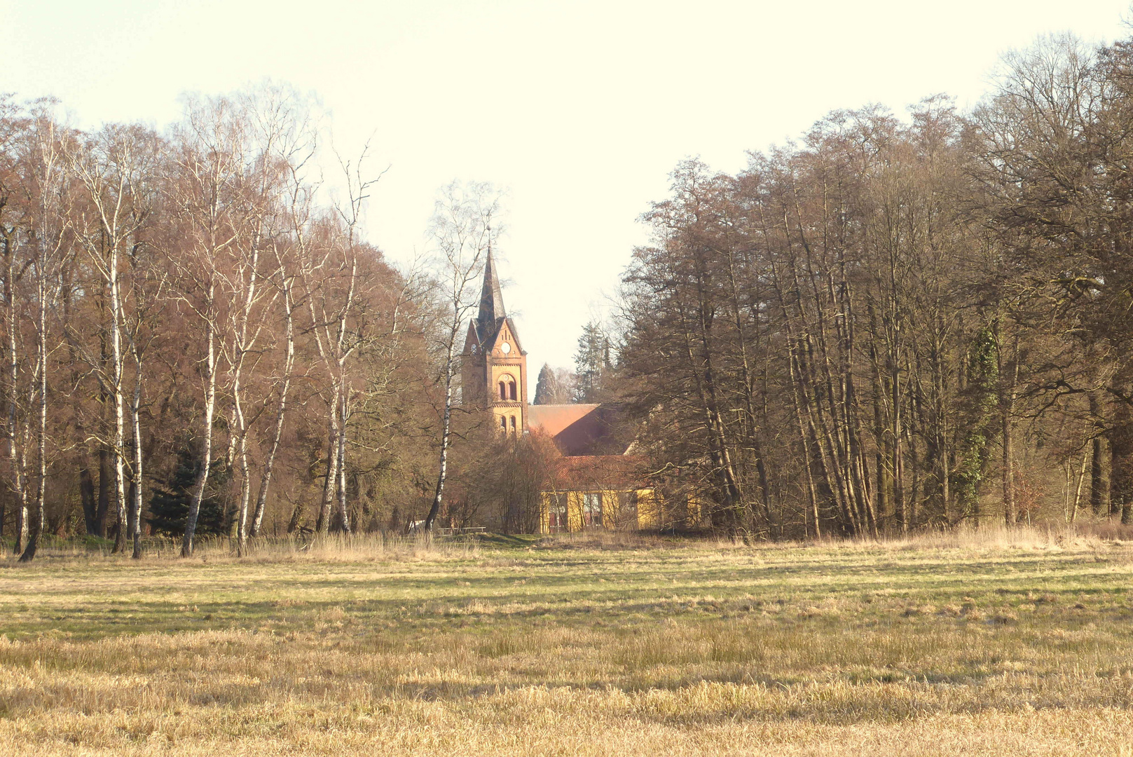 Durchblick auf die Wiesenburger Kirche