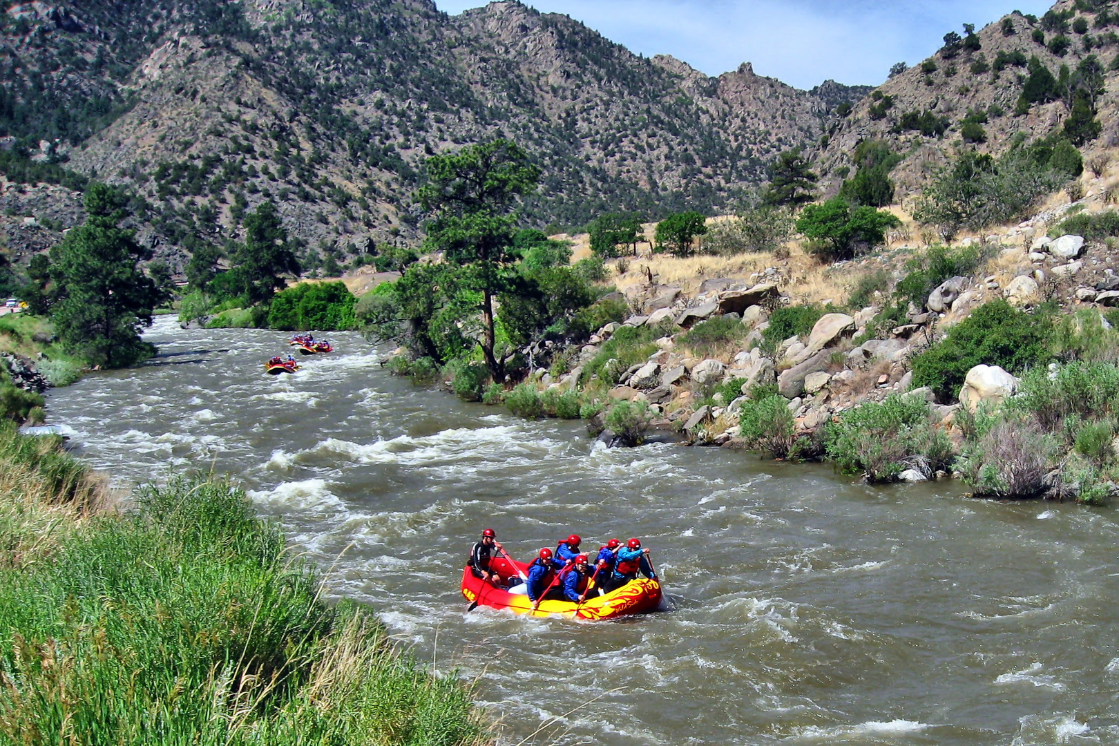 Durchblick auf die Wildwasserfahrer auf dem Arkansas River