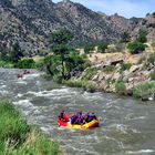 Durchblick auf die Wildwasserfahrer auf dem Arkansas River