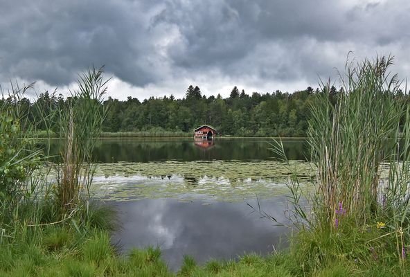 Durchblick auf ein Bootshaus....
