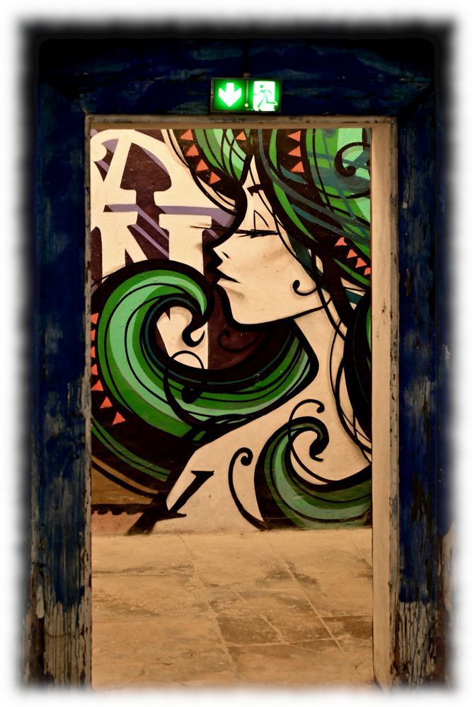 Durchblick auf ein Graffito Foto & Bild | streetart, graffiti & tags ...