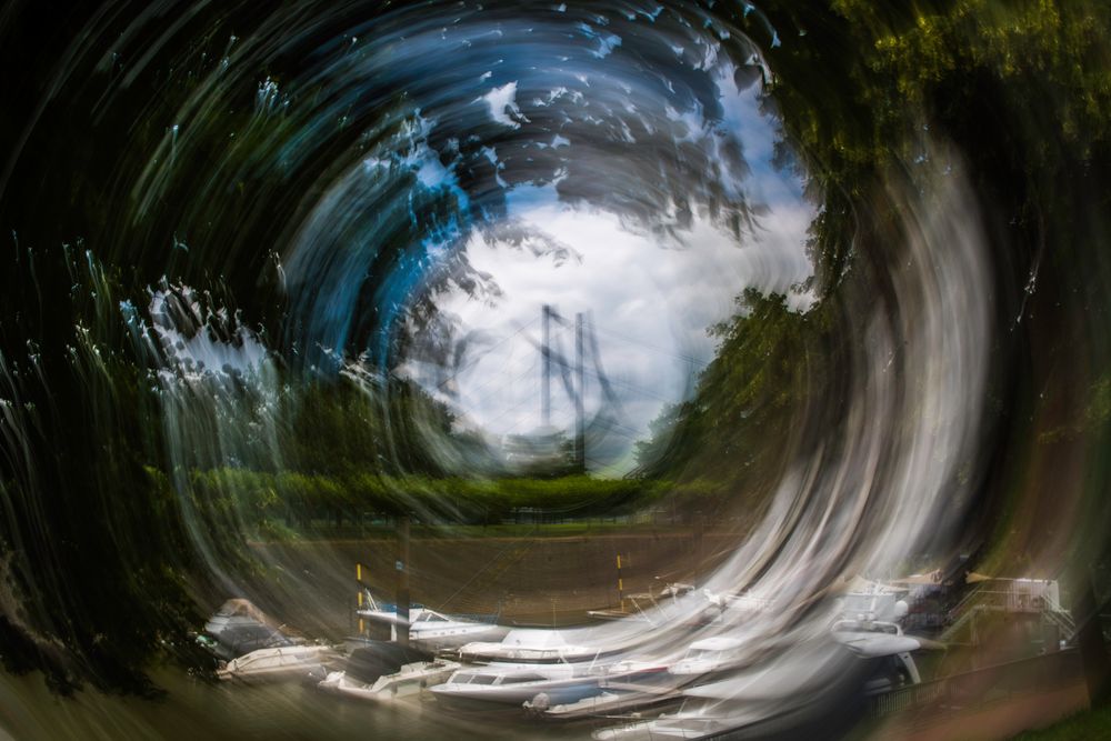 Durchblick auf eine Rheinbrücke in Düsseldorf