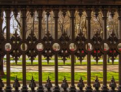 durchblick auf eine straßenbahn der linie d...