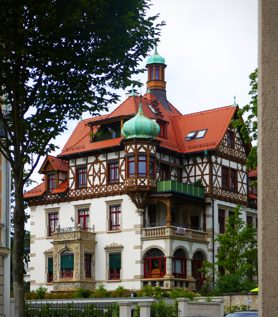 Durchblick auf eine Villa...