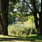 Durchblick auf einen Gartenpavillon im Britzer Garten.