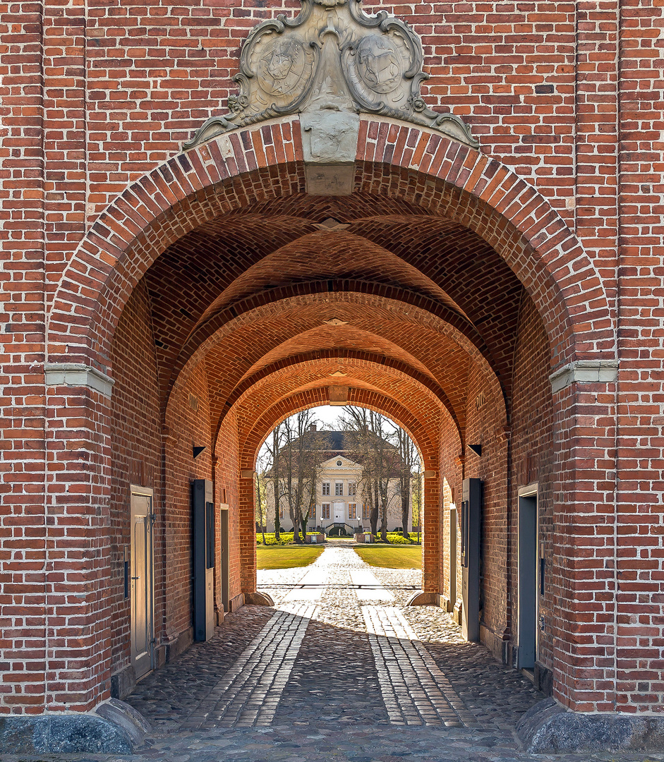 Durchblick auf Gut Hasselburg Herrenhaus