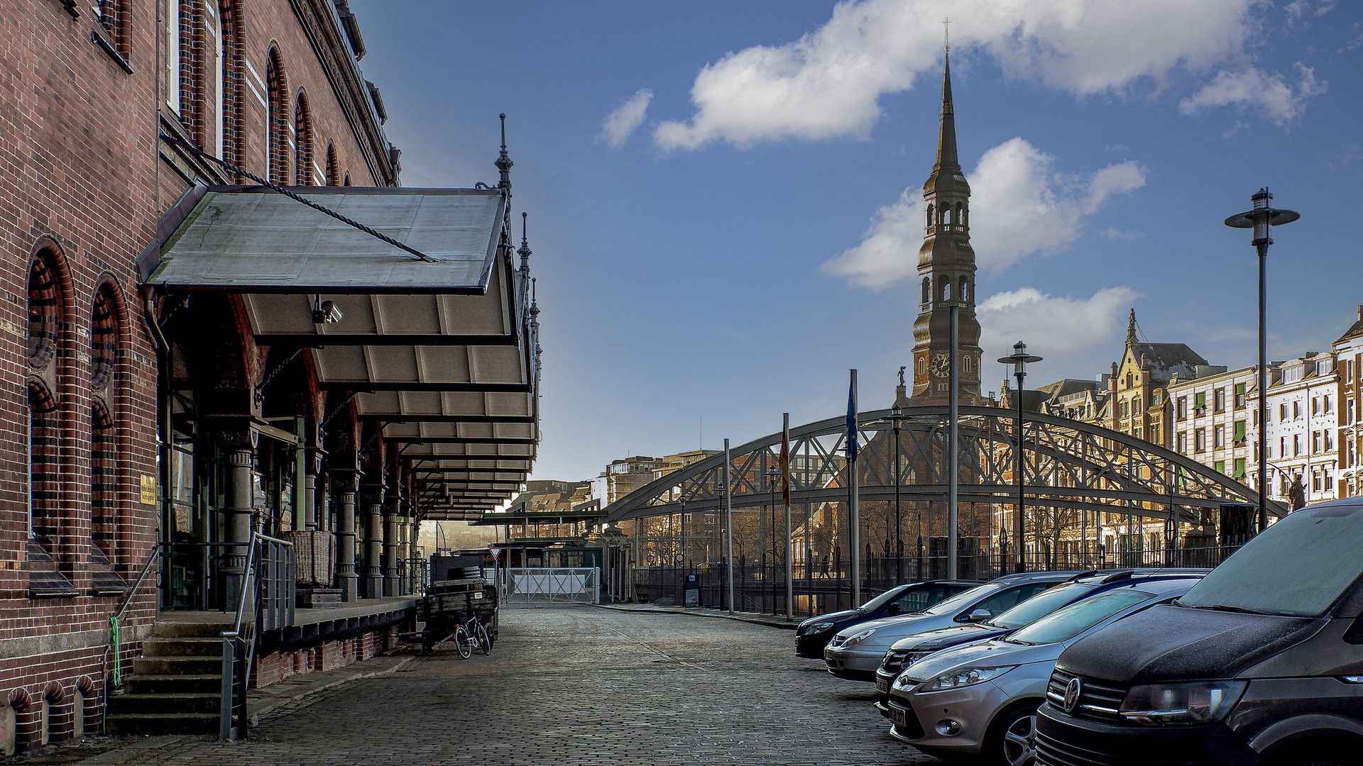 DURCHBLICK - AUF HAMBURG MIT TURM DER KATHARINENKIRCHE