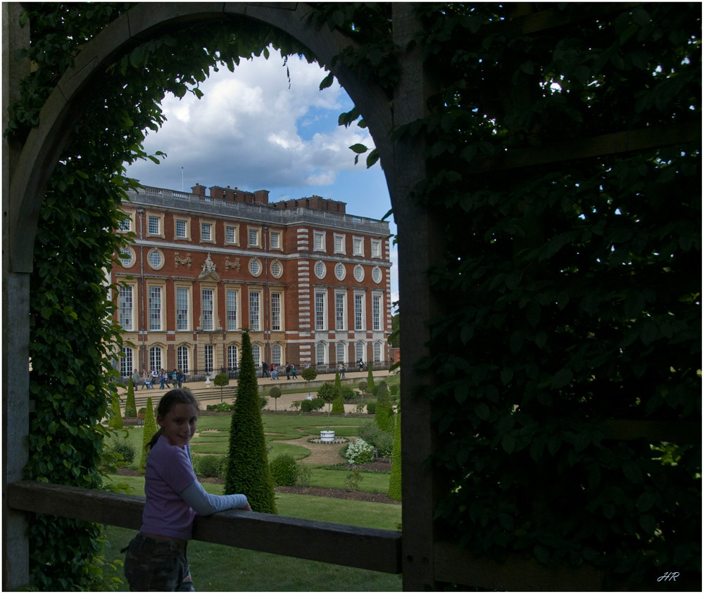 Durchblick auf Hampton Court / Südengland