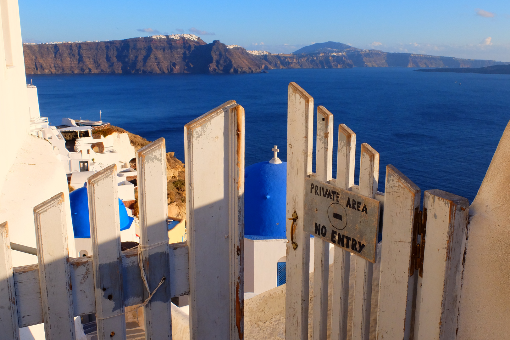 Durchblick auf Santorin