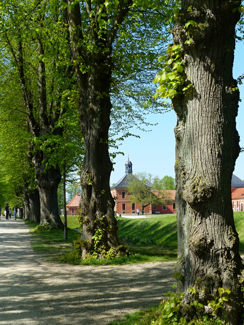 Durchblick auf Schloß Bothmer