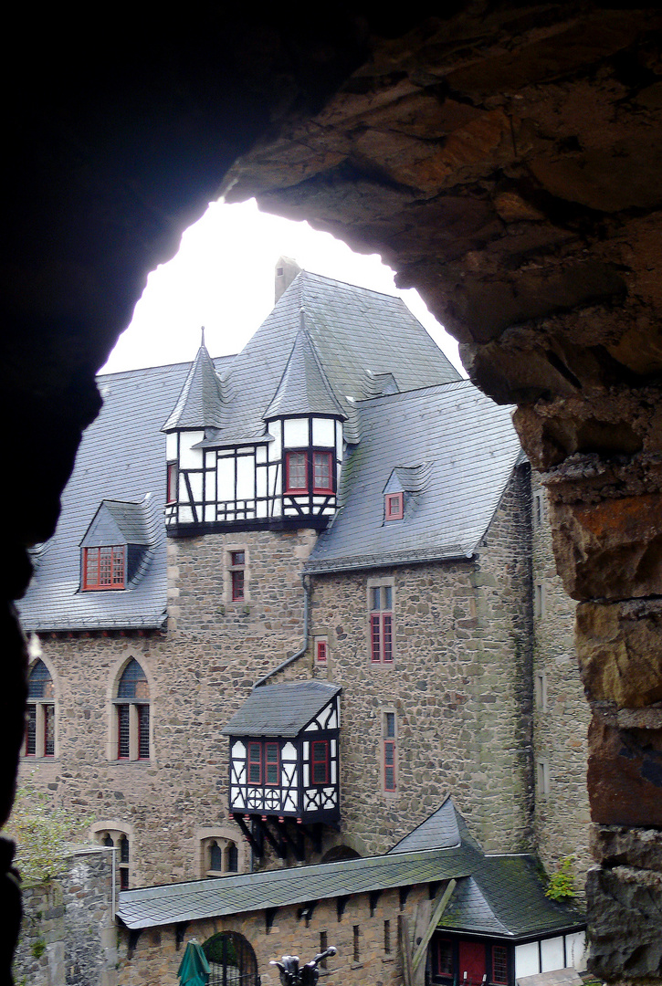 Durchblick auf Schloss Burg