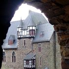 Durchblick auf Schloss Burg