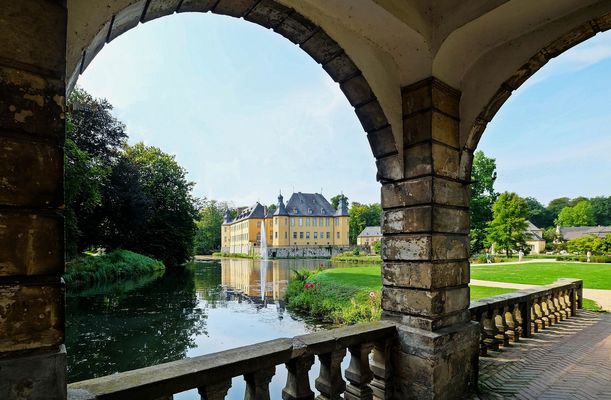 Durchblick auf Schloss Dyck